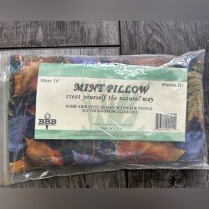 NWOT-BBB Mint Pillow with Leaf Design